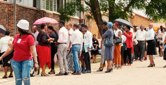 staan in rij publiek mensen bezoekers groep