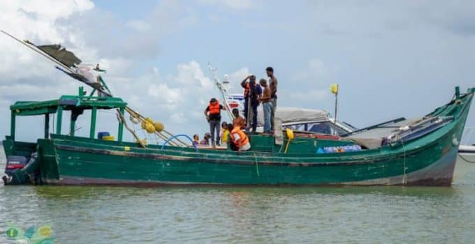 Vissersbootkapitein beroofd en bedreigd met scherpe voorwerpen