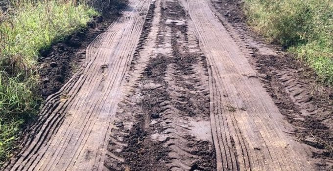 Ruim 30 km aan wegen aangepakt in Uitkijkpolder in een samenwerking tussen LVV en commissariaat Saramacca