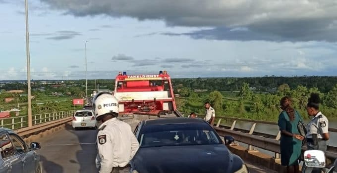 Bestuurder parkeert auto op de Wijdenboschbrug en springt in Surinamerivier