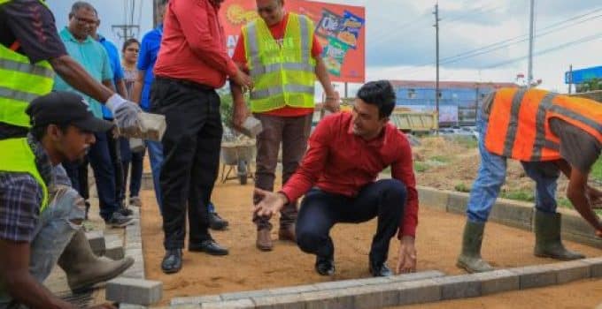 Openbare Werken start met betegelen groene strook in Lelydorp