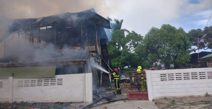 Verwoestende brand legt twee woningen in de Rozenhoutstraat in de as