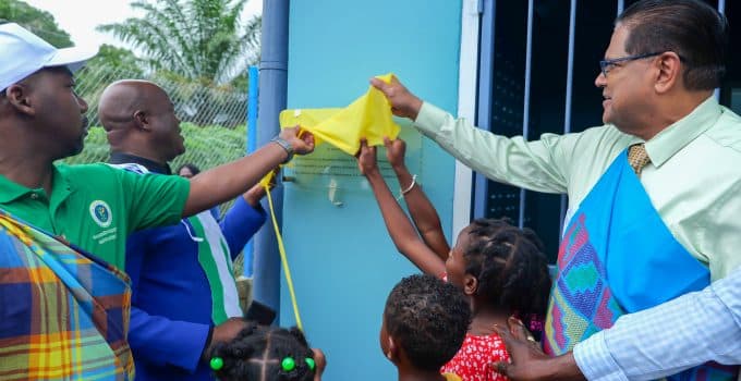 Schoon en veilig drinkwater voor dorpen Nieuw Lombé, Kapasikele en Moejekiiki