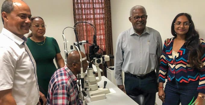 Staatsolie Foundation schenkt geavanceerde “Nidek Retina & Slt Laser” aan Suriname Eye Center