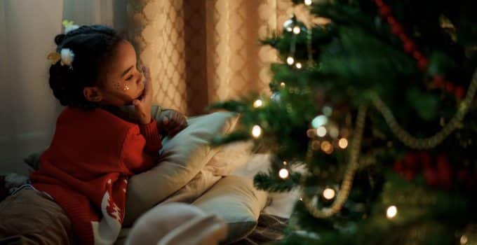 Boze oma gooit door kleinkinderen versierde kerstboom met geweld in sloot achter het huis