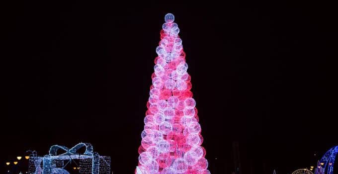 Onafhankelijkheidsplein straalt in kerstpracht met de grootste kerstboom van Suriname