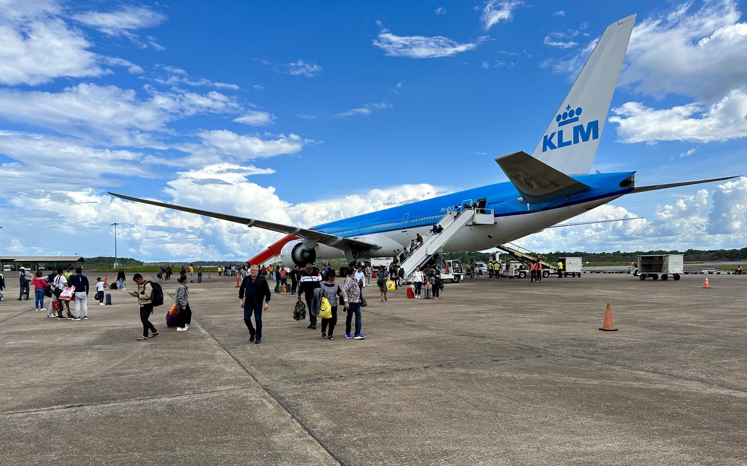 klm boeing 777 zanderij vliegtuig johan adolf pengel luchthaven airport