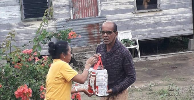 Ondernemersechtpaar Fazia en Farid Habib uit Den Haag schenkt 300 levensmiddelenpakketten aan behoeftige families