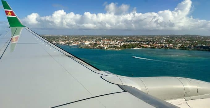 surinam airways SLM vliegtuig Aruba landing