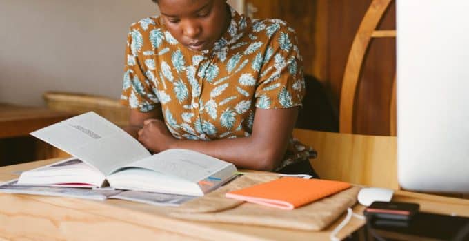 vrouw lezen studeren computer student werk