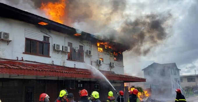 Brand verwoest twee panden Zwartenhovenbrugstraat