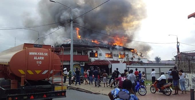 Felle brand Commissarisstraat maakt 12 personen dakloos en eist gewonden