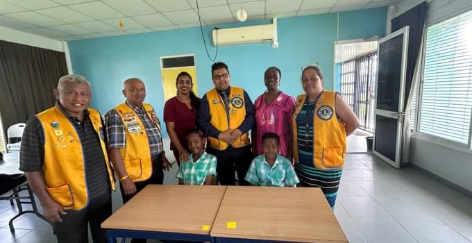 Lions Club Paramaribo Central schenkt schoolmeubilair aan OS Munderbuiten