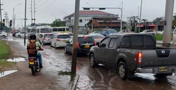 Wateroverlast vertraagt verkeer op Van’t Hogerhuysstraat