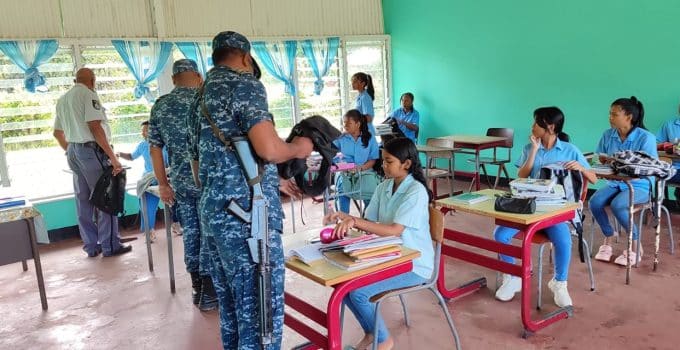 Politie doet tassencontrole op Swami Shradhan School na klachten over leerlingenconflicten