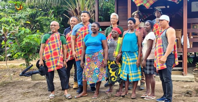 ROM-minister bezoekt Matawai ter ondersteuning Amazone Conservation Team en bespreekt belangrijke milieukwesties