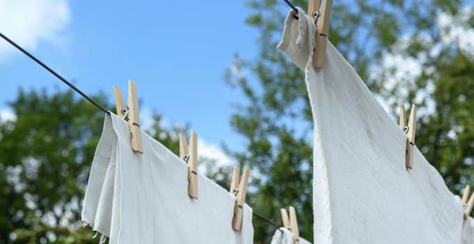 Surinaamse vrouwen wordt aangeraden te stoppen met handmatig kleding wassen