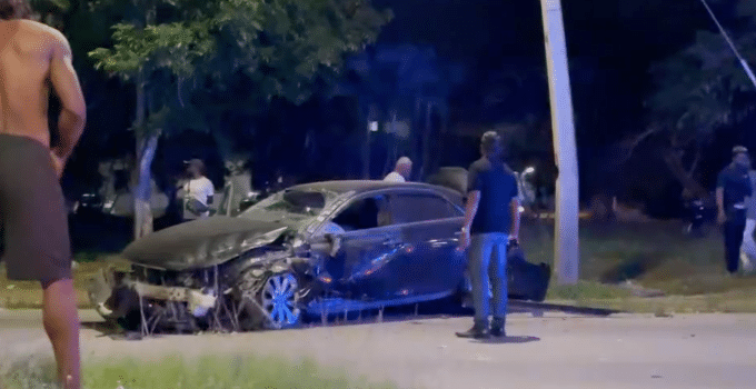 Auto over de kop en EBS-mast gesneuveld bij aanrijding Jagernath Lachmonstraat