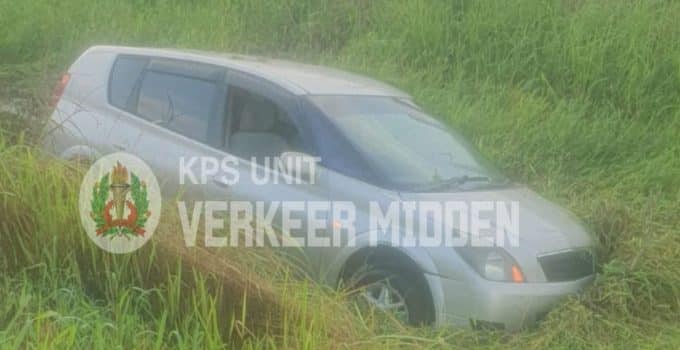 Vrouw krijgt black-out en belandt met auto in de goot