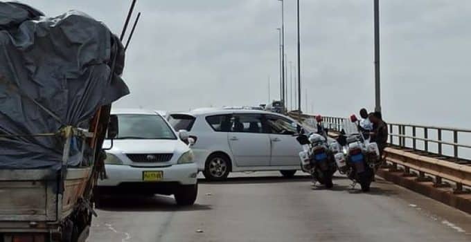 Filevorming op Wijdenboschbrug door defect voertuig