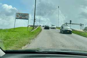 3 kilometer rijden in Paramaribo? Dat kan langer dan een halfuur duren