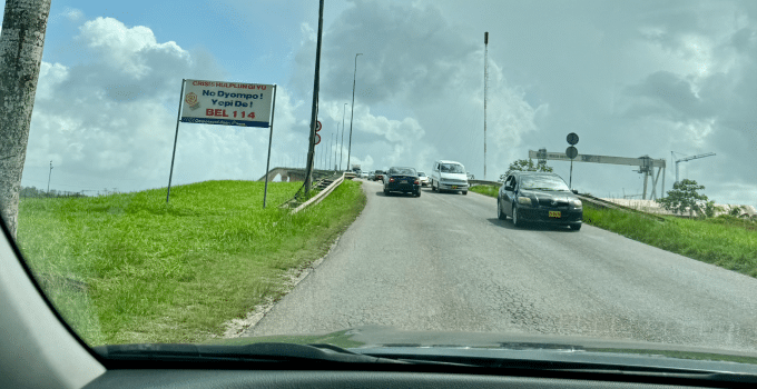 bus wijdenboschbrug bosje brug auto rijden paramaribo suriname verkeer