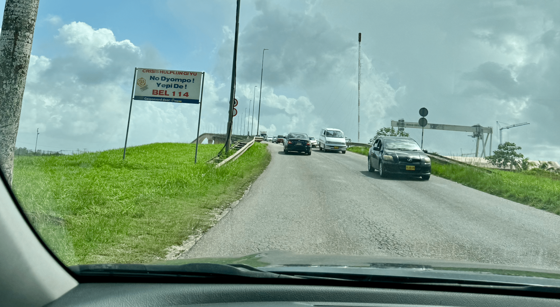 bus wijdenboschbrug bosje brug auto rijden paramaribo suriname verkeer