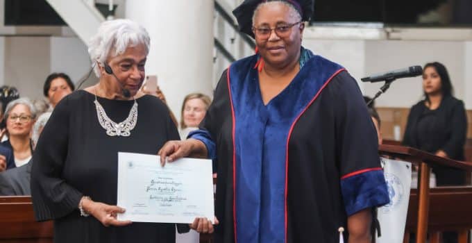 AdeKUS verleent eredoctoraat aan Cynthia Mc Leod-Ferrier