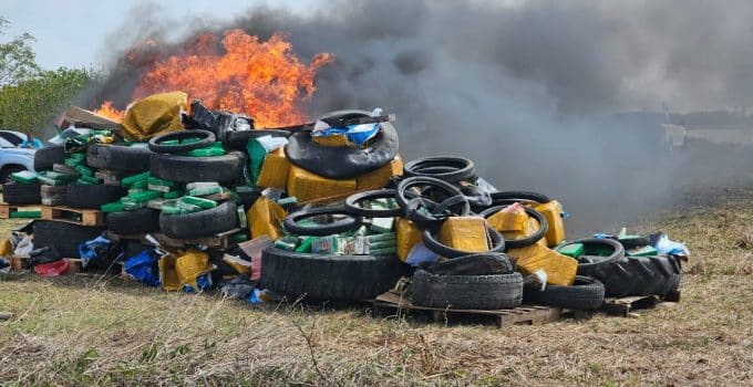 Kritiek op politie Nickerie: ‘zonder brand zou meer dan 2000 kg coke niet in beslag zijn genomen’