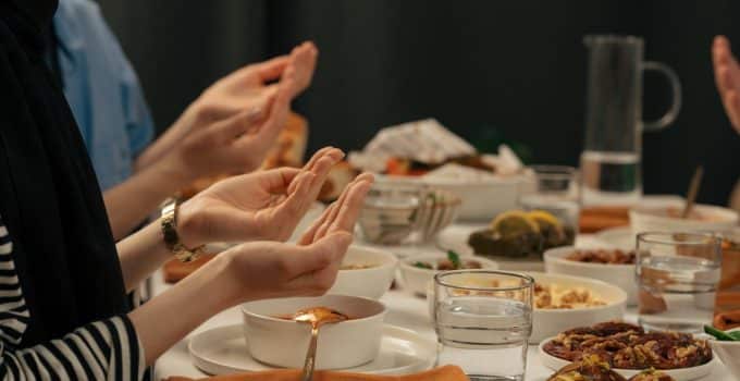 Amsterdamse werknemer onder vuur door vastende collega’s wegens eten tijdens Ramadan