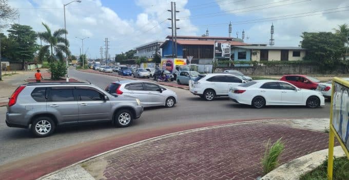 30 km/u te hard rijden in Suriname: Rijbewijs inleveren zou verplicht moeten zijn