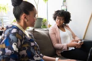 Waarom veel Surinaamse vrouwen kiezen voor gezichtsbehandelingen in plaats van make-up