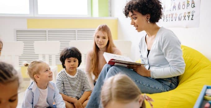 leerkracht docent lerares school kinderen onderwijs klas leren