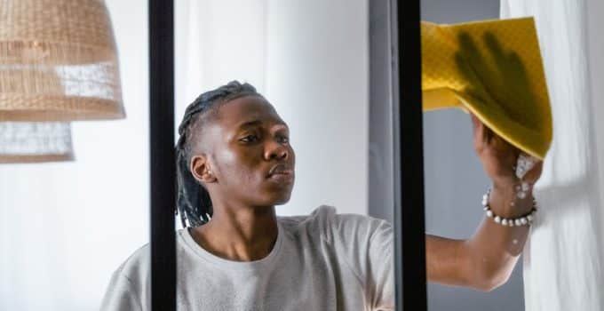 Surinamer die naar Nederland verhuisde: ‘Sinds ik kook en het huishouden doe, is mijn vrouw gelukkiger’