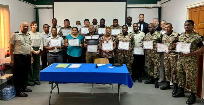 Koninklijke Marechaussee en IND/ILO verzorgen succesvolle Basic Document Security training voor Surinaamse instanties