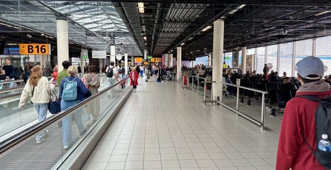 Frustratie onder Surinamers om gestrand SLM-vliegtuig op Schiphol