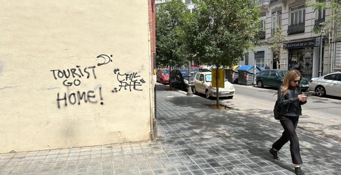 Geen grootschalige annuleringen van Nederlandse vakanties naar Spanje ondanks ’tourist go home’-graffiti