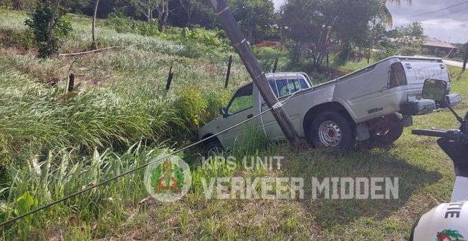 Autobestuurder verliest controle over voertuig en ramt EBS-paal