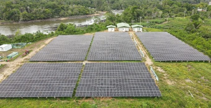 Zestien dorpen Tapanahony krijgen 24 uur stroom door ingebruikname zonne-energie