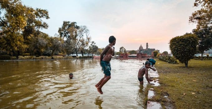 Surinaamse kinderen die spelen in vervuild water lopen risico, volgens UNICEF