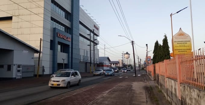 Verkeersveiligheid in Paramaribo onder druk door roekeloze bromfietsers