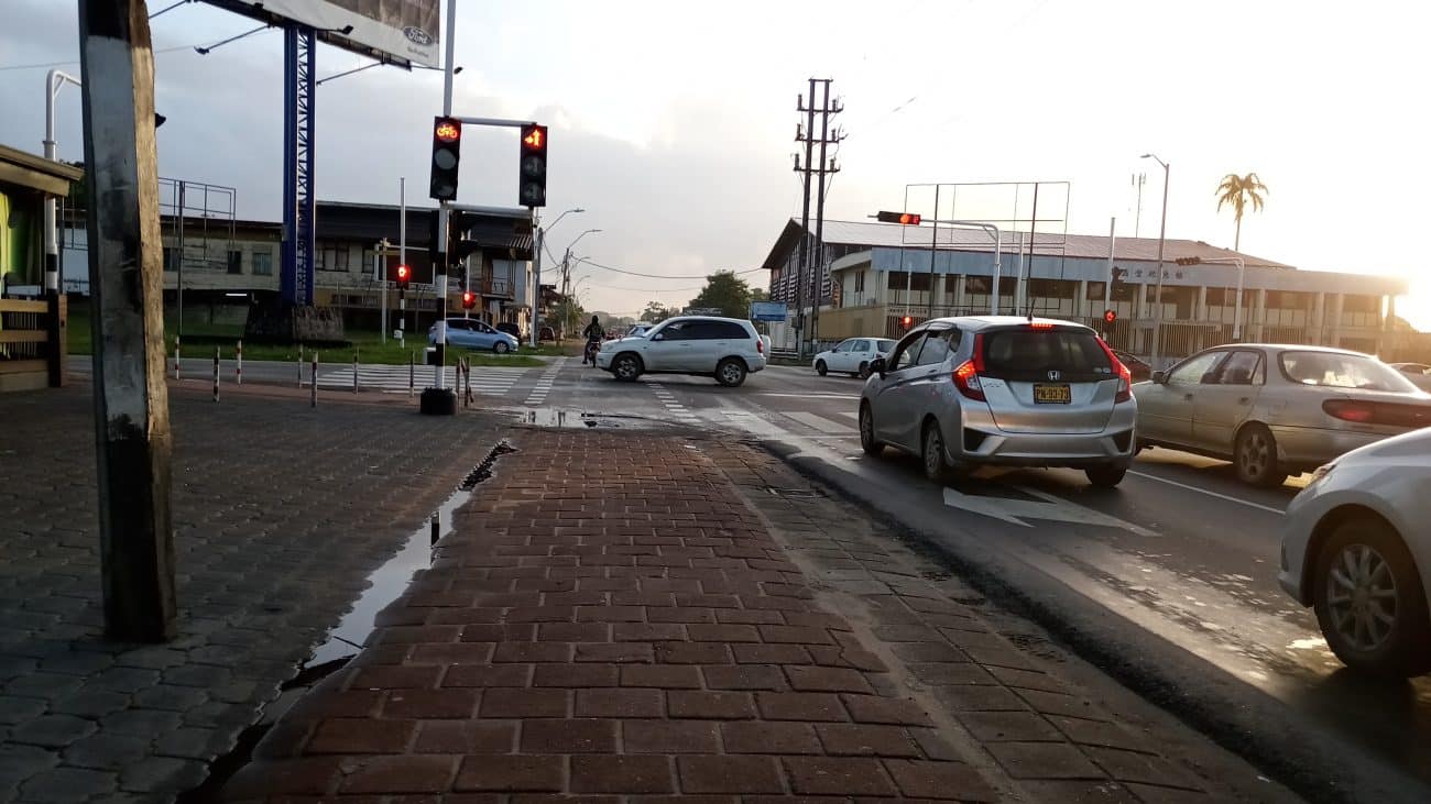 paramaribo suriname straat verkeer stoplicht