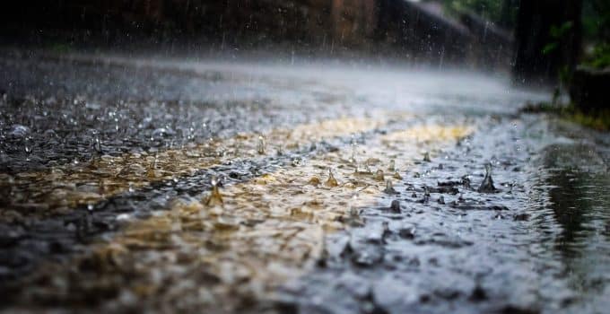 Surinamers onvoldoende bewust van hoger risico op aanrijdingen bij regen