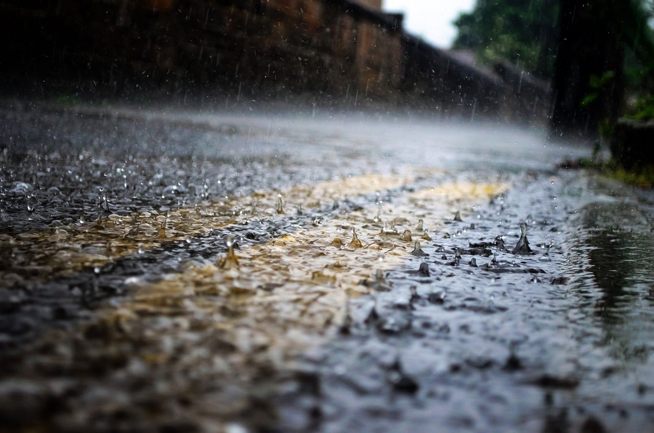 Diverse schoolerven in Paramaribo onder water door hevige regenval