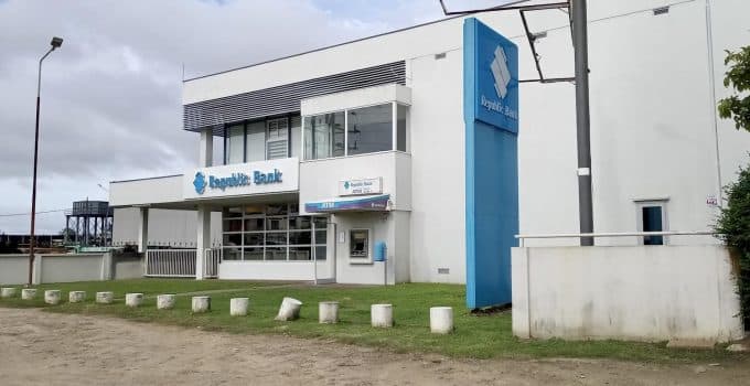 Lange wachtrijen bij Republic Bank in Paramaribo-Noord veroorzaken frustratie onder klanten