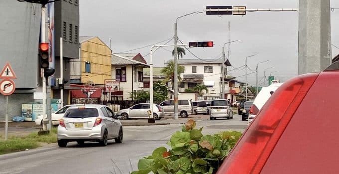 Ophef in Paramaribo: taxichauffeur zet bewust Nederlandse toeristen af bij gesloten locatie