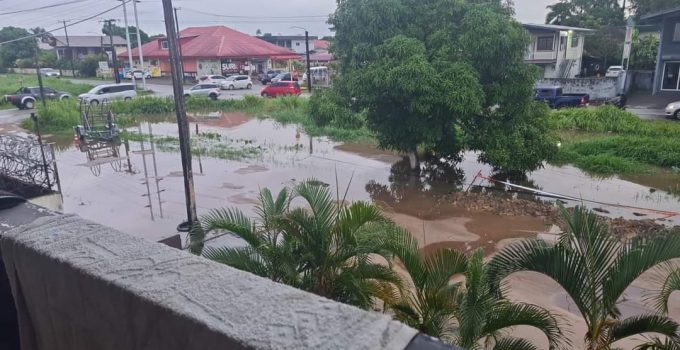 Wateroverlast aan de Rosanlaan in Paramaribo: NKC Instituut smeekt OW om directe actie