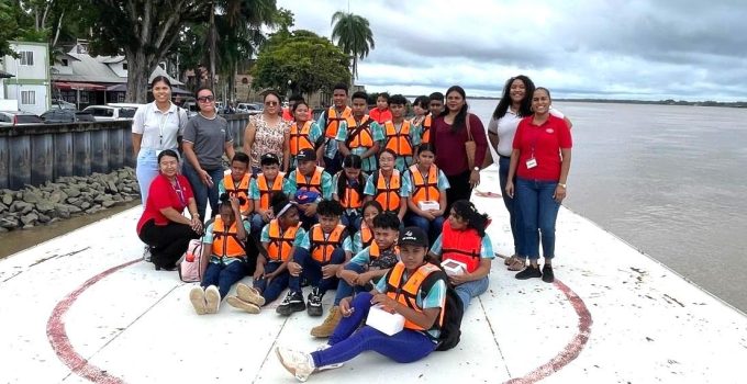 COSCO Shipping Lines Suriname en DP World Paramaribo organiseren educatieve boottocht voor leerlingen uit Para