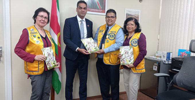 Lions Club Paramaribo Central schenkt boeken aan ministerie van Volksgezondheid