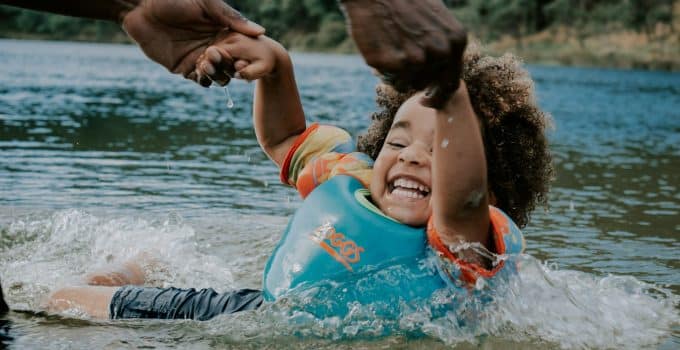 Hogere kosten voor water en energie zorgen voor minder inschrijvingen zwemles kinderen in Suriname